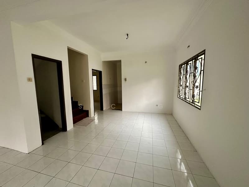 Rumah Teres 2 Tingkat untuk Dijual di Bandar Putra Permai (Seri Kembangan) - Su Cheng - Living Room - PropertyGuru.com.my