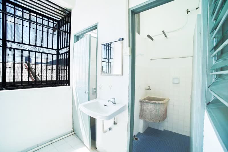 Rumah Flat untuk Disewa di Taman Sri Setia - Jerry Tan - Bathroom - PropertyGuru.com.my