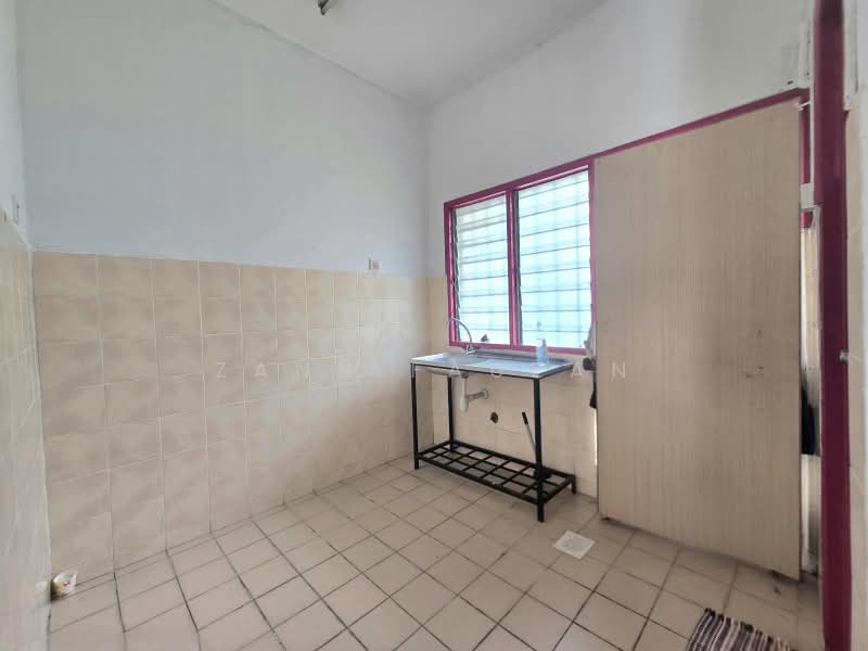 Rumah Teres 2 Tingkat untuk Disewa di Bandar Baru Bukit Beruntung (Serendah) - Zann Fauzan - Kitchen - PropertyGuru.com.my