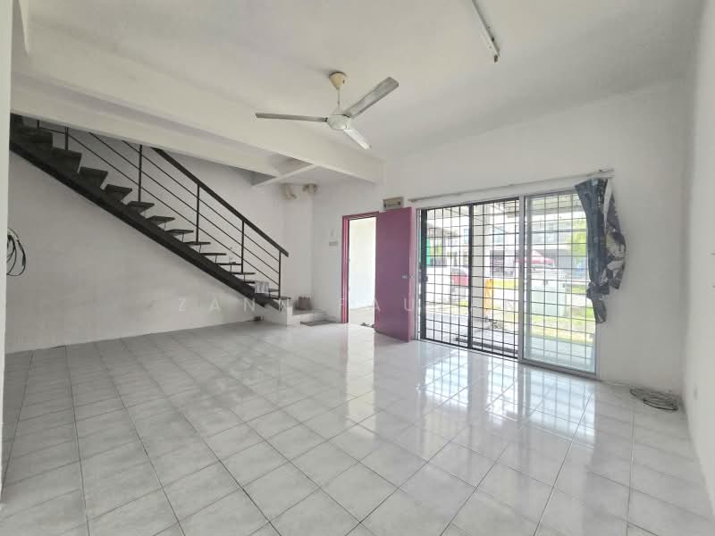 Rumah Teres 2 Tingkat untuk Disewa di Bandar Baru Bukit Beruntung (Serendah) - Zann Fauzan - Living Room - PropertyGuru.com.my