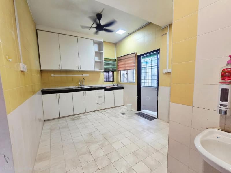 Rumah Teres 2 Tingkat untuk Disewa di Taman Subang Bestari (Sungai Buloh) - Bryan Yeoh - Kitchen - PropertyGuru.com.my