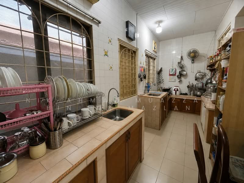 2-storey Terraced House for Sale in Taman Alam Megah (Shah Alam) - Nik Ahmad Muazzam Bin Nik Mazlan - Kitchen - PropertyGuru.com.my