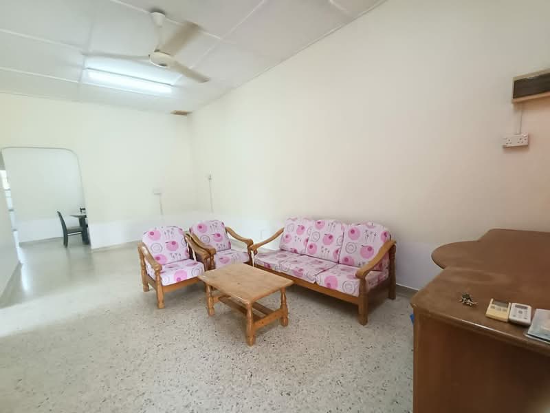 Rumah Teres 1 Tingkat untuk Disewa di Taman Ungku Tun Aminah (Skudai) - YC Fung - Living Room - PropertyGuru.com.my