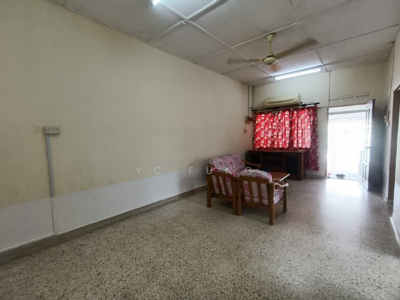 Rumah Teres 1 Tingkat untuk Disewa di Taman Ungku Tun Aminah (Skudai) - YC Fung - Living Room - PropertyGuru.com.my