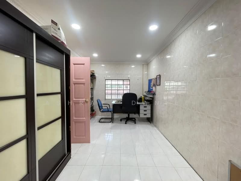Terraced House for Sale in Klang (Selangor) - Ashraff Daniel - Study - PropertyGuru.com.my