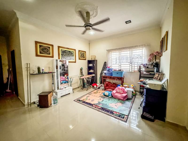 2-storey Terraced House for Sale in Seksyen 8 (Shah Alam) - Sa'a Nordin - Living Room - PropertyGuru.com.my