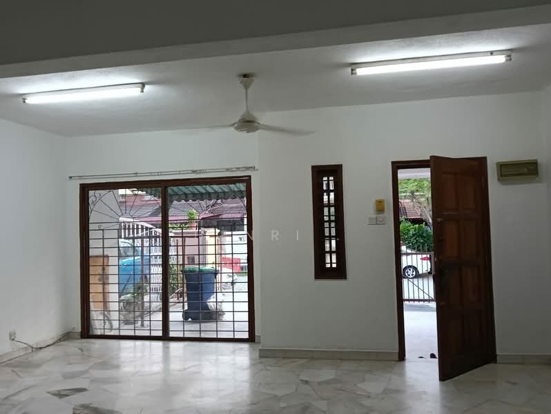 Rumah Teres 2-Tingkat untuk Dijual di Usj 2 (Subang Jaya) - HENRI . - Living Room - PropertyGuru.com.my