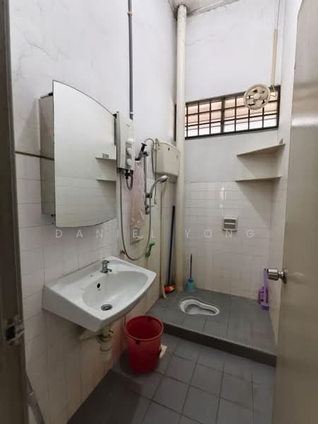 Rumah Teres 1 Tingkat untuk Dijual di Taman Bukit Rinting (Masai) - Daniel Yong - Bathroom - PropertyGuru.com.my