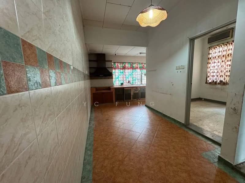 1.5-storey Terraced House for Rent in Taman Molek (Johor Bahru) - YC Fung - Kitchen - PropertyGuru.com.my