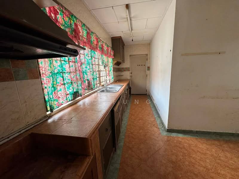 1.5-storey Terraced House for Rent in Taman Molek (Johor Bahru) - YC Fung - Kitchen - PropertyGuru.com.my