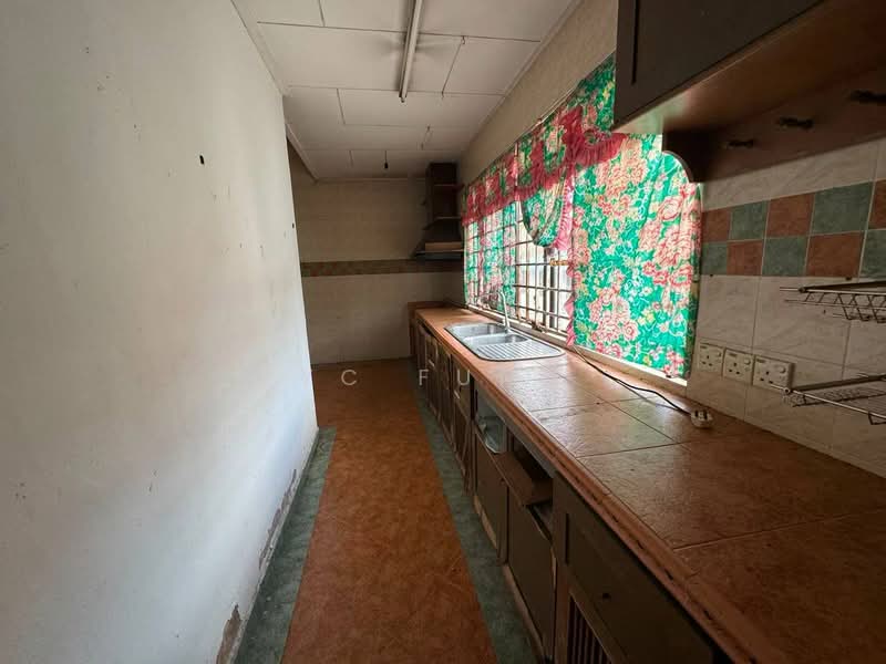 1.5-storey Terraced House for Rent in Taman Molek (Johor Bahru) - YC Fung - Kitchen - PropertyGuru.com.my