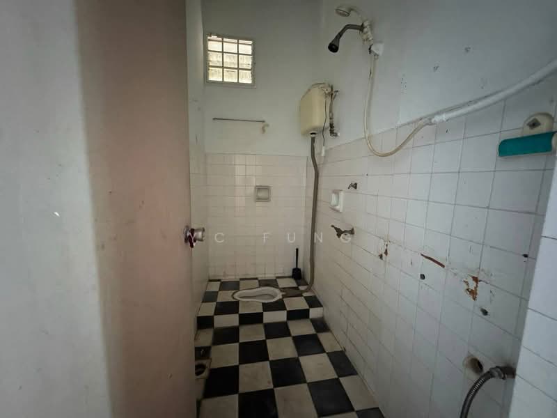 1.5-storey Terraced House for Rent in Taman Molek (Johor Bahru) - YC Fung - Bathroom - PropertyGuru.com.my