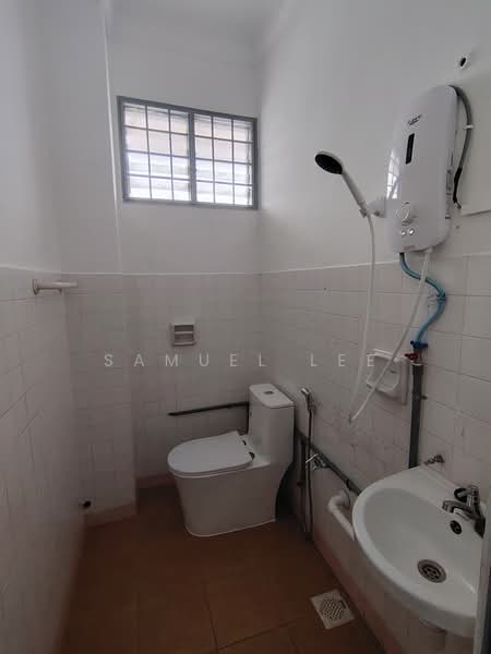 Rumah Teres 2 Tingkat untuk Disewa di Taman Molek (Johor Bahru) - Samuel Lee - Bathroom 2 - PropertyGuru.com.my