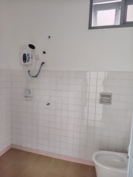 Rumah Teres 2 Tingkat untuk Disewa di Taman Molek (Johor Bahru) - Samuel Lee - Master room- Bathroom - PropertyGuru.com.my
