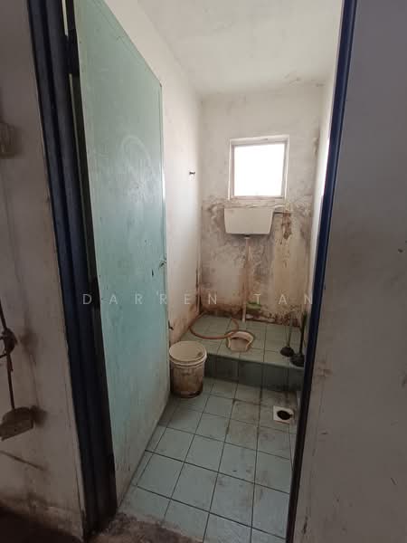 Warehouse for Rent in Rawang (Selangor) - Darren Tan - Bathroom - PropertyGuru.com.my