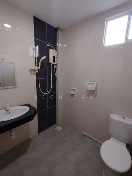 Pangsapuri untuk Disewa di Stutong Heights 2 - Leon Tan - Bathroom - PropertyGuru.com.my