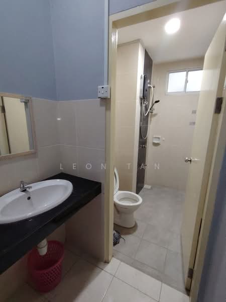Pangsapuri untuk Disewa di Stutong Heights 2 - Leon Tan - Bathroom - PropertyGuru.com.my