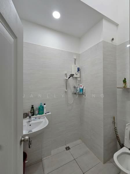 Rumah Teres 2 Tingkat untuk Dijual di Taman Damansara Aliff (Tampoi) - Janlly Jong - Bathroom - PropertyGuru.com.my