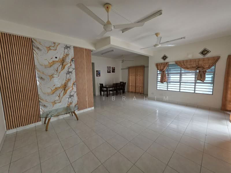 Semi-Detached House for Sale in Taman Tasik Semenyih (Semenyih) - Azli Ibrahim - Living Room - PropertyGuru.com.my