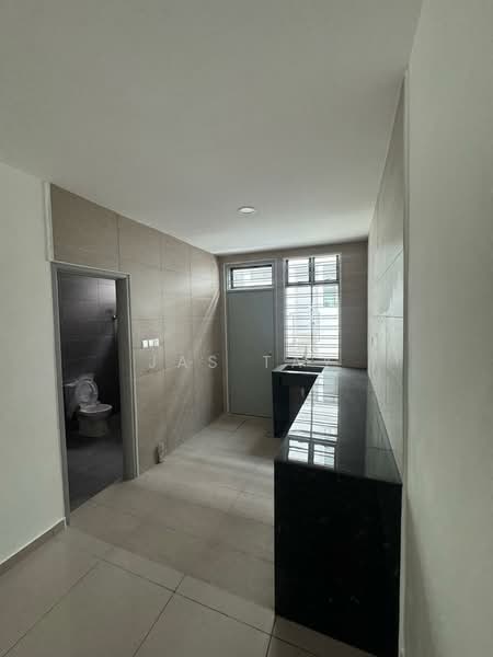 Rumah Teres 2 Tingkat untuk Disewa di Taman Bestari Indah (Ulu Tiram) - Jas Tay - Kitchen - PropertyGuru.com.my