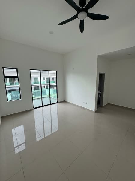 Rumah Teres 2 Tingkat untuk Disewa di Taman Bestari Indah (Ulu Tiram) - Jas Tay - Living Room - PropertyGuru.com.my