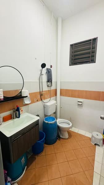Rumah Teres 1 Tingkat untuk Disewa di Taman Mount Austin (Tebrau) - Amir Raziq - Bathroom - PropertyGuru.com.my