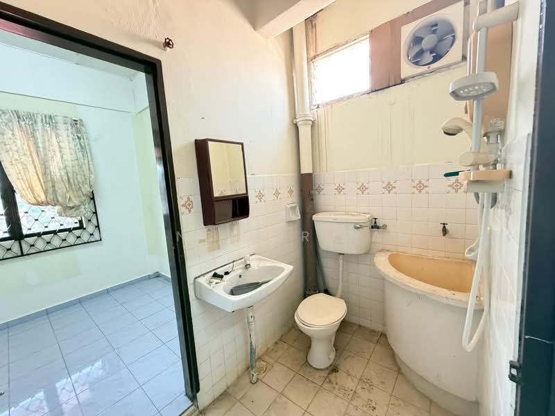 2-storey Terraced House for Rent in Taman Sutera Belia (Batu Berendam) - Sinclair Tan - Bathroom - PropertyGuru.com.my