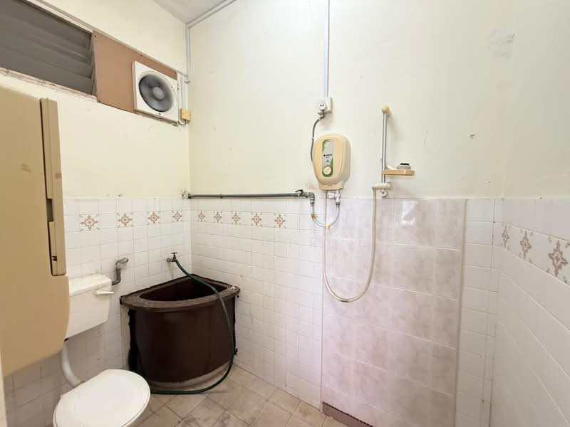 2-storey Terraced House for Rent in Taman Sutera Belia (Batu Berendam) - Sinclair Tan - Bathroom - PropertyGuru.com.my