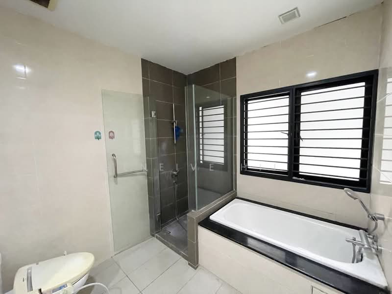 3-storey Terraced House for Sale in Lake Fields (Sungai Besi) - Geneive Hii - Master bedroom attached bath - PropertyGuru.com.my