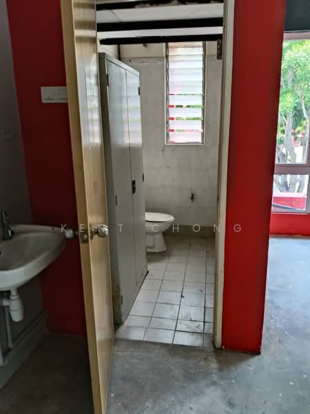 Kedai / Pejabat untuk Disewa di Bandar Putra Permai (Seri Kembangan) - Kent Chong - Bathroom - PropertyGuru.com.my