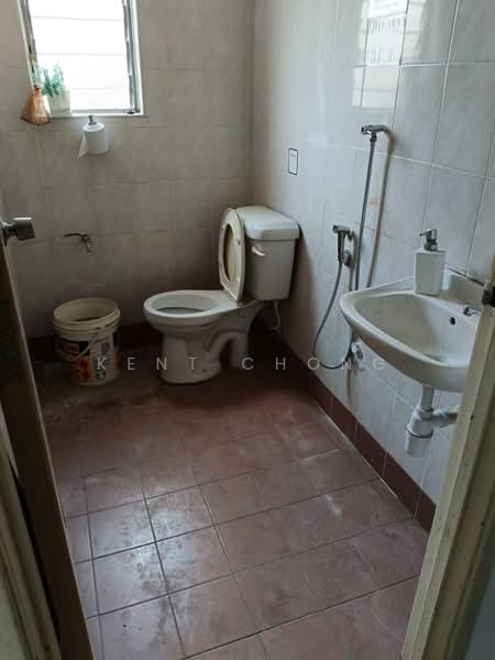 Kedai / Pejabat untuk Disewa di Bandar Putra Permai (Seri Kembangan) - Kent Chong - Bathroom - PropertyGuru.com.my