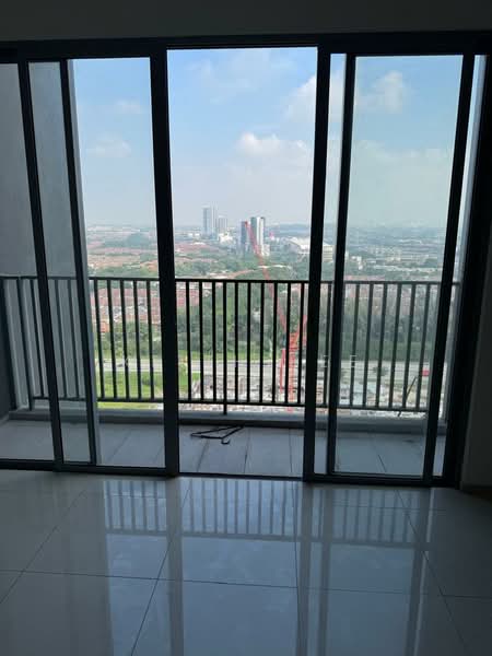 Servis Apartment untuk Dijual di Gravit8, Klang - Keith See - Balcony - PropertyGuru.com.my