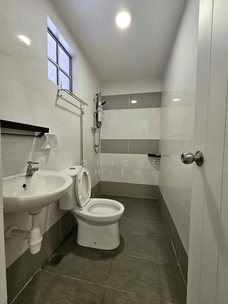 Flat for Rent at Pangsapuri Seri Cempaka (Serendah) - Monique Chiew - Bathroom - PropertyGuru.com.my