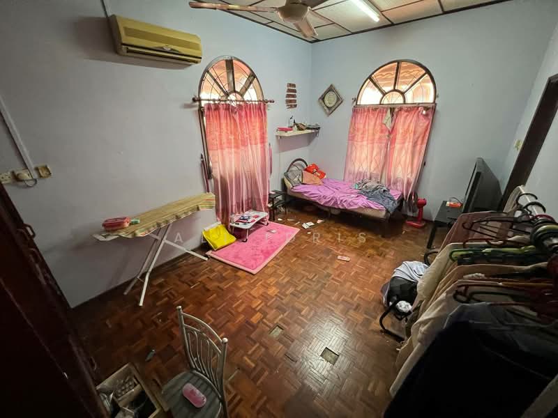 Rumah Banglo untuk Dijual di Seksyen 3 (Bangi) - Ali Idris - Bedroom - PropertyGuru.com.my