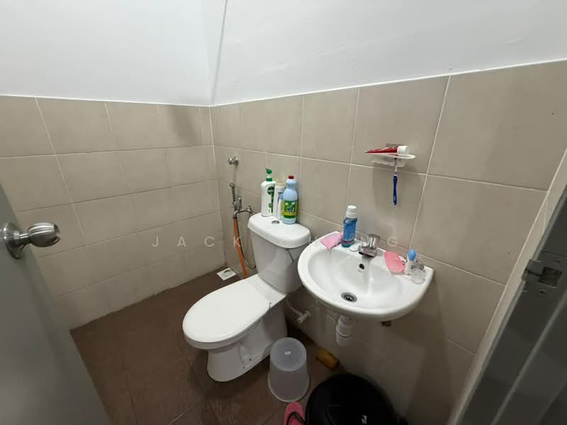Rumah Teres untuk Dijual di Taman Kundang Jaya (Rawang) - Jack Cheng - Bathroom - PropertyGuru.com.my