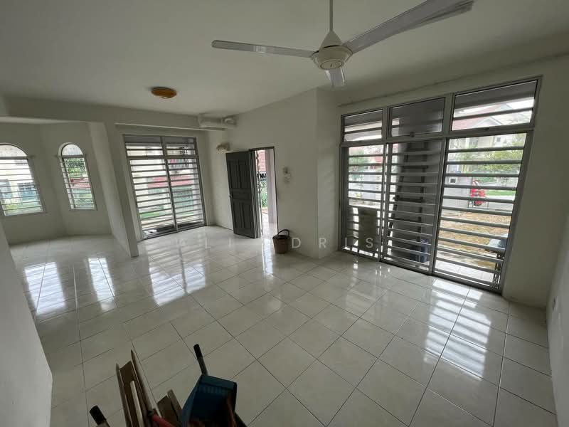 Rumah Teres 2.5 Tingkat untuk Dijual di Taman Salak Perdana (Dengkil) - Ali Idris - Living Room - PropertyGuru.com.my