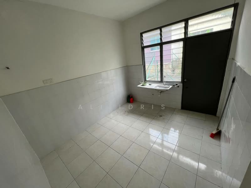 Rumah Teres 2.5 Tingkat untuk Dijual di Taman Salak Perdana (Dengkil) - Ali Idris - Kitchen - PropertyGuru.com.my