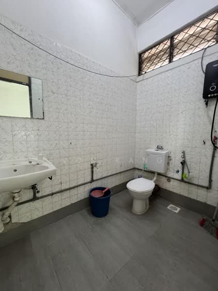 Rumah Teres 2 Tingkat untuk Dijual di Taman Inderawasih (Perai) - Evon Kang - Bathroom - PropertyGuru.com.my