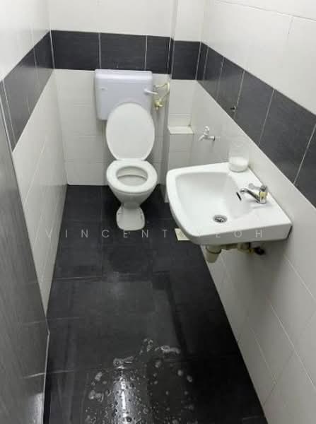Shop for Sale in Taman Sentosa Perdana (Klang) - Vincent Yeoh - Bathroom - PropertyGuru.com.my