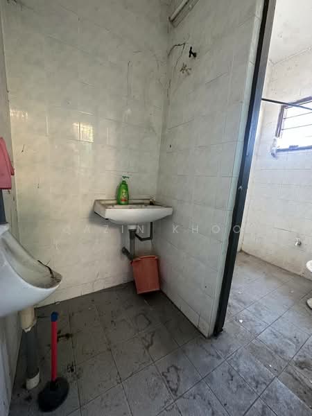 Kedai untuk Disewa di Taman Menglembu Timur (Menglembu) - Qazin Khoo - Bathroom - PropertyGuru.com.my