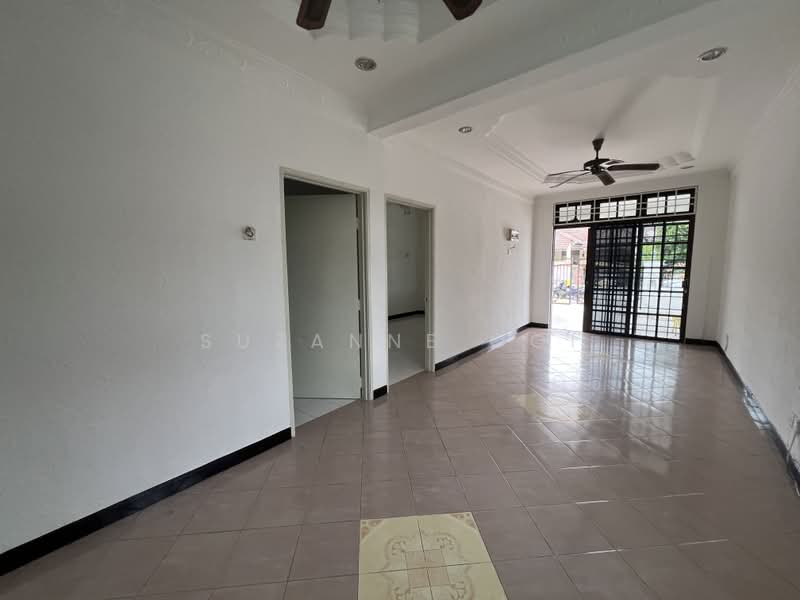 Rumah Teres 1 Tingkat untuk Dijual di Taman Tunas Muda (Sungai Ara) - Suzanne Ooi - Living Room - PropertyGuru.com.my