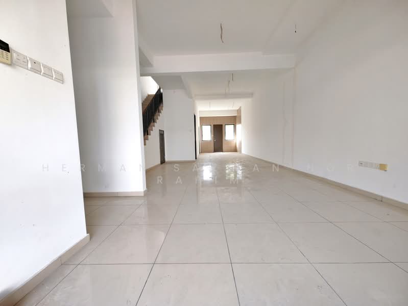 3-storey Terraced House for Sale in Puchong (Selangor) - Herman Sazwan Nor Rahim - Living Room - PropertyGuru.com.my