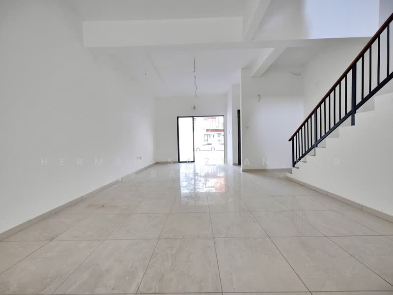 3-storey Terraced House for Sale in Puchong (Selangor) - Herman Sazwan Nor Rahim - Living Room - PropertyGuru.com.my
