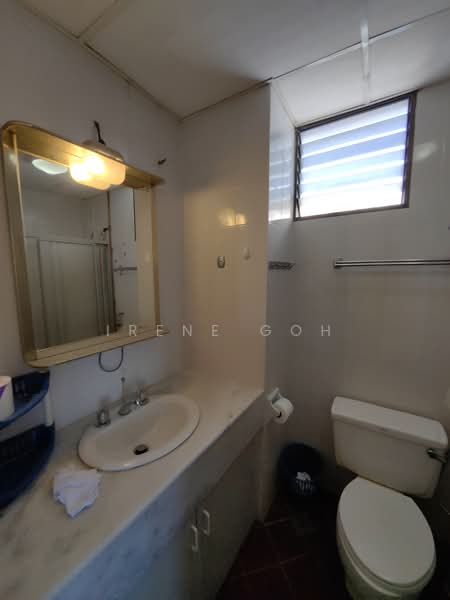 Kondominium untuk Dijual di Marina Tower (Ratu Mutiara) - Irene Goh - Bathroom - PropertyGuru.com.my