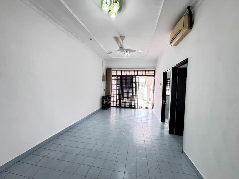Rumah Teres 1 Tingkat untuk Dijual di Taman Johor Jaya (Johor Bahru) - Hui Hui Lim - Living Room - PropertyGuru.com.my