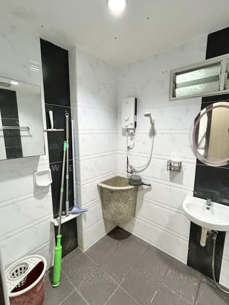 Condominium for Rent at Putra Place Condominium - Weng Sern - Bathroom - PropertyGuru.com.my