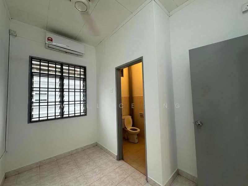 Rumah Teres 2 Tingkat untuk Dijual di Taman Mutiara Rini (Skudai) - Wallace Ang - Bathroom - PropertyGuru.com.my