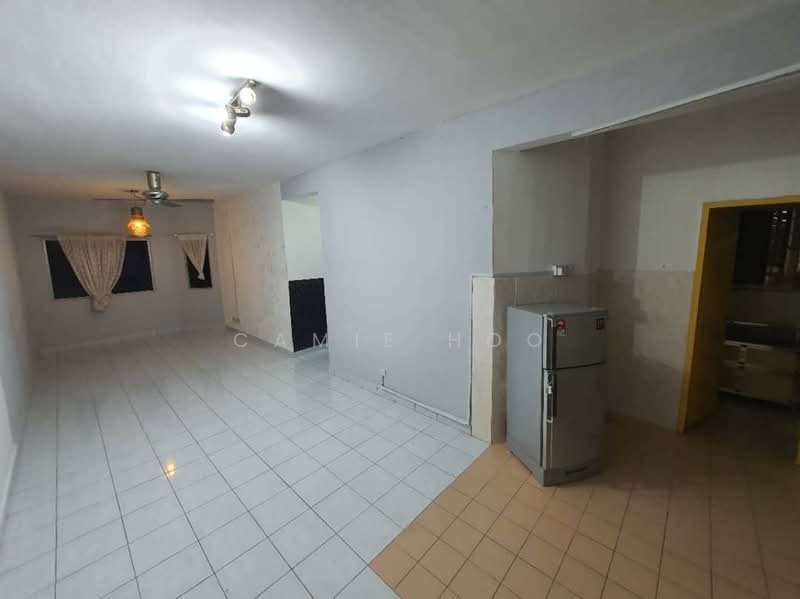 Kondominium untuk Dijual di Oakleaf Park - Camie Hoo - Living Room - PropertyGuru.com.my