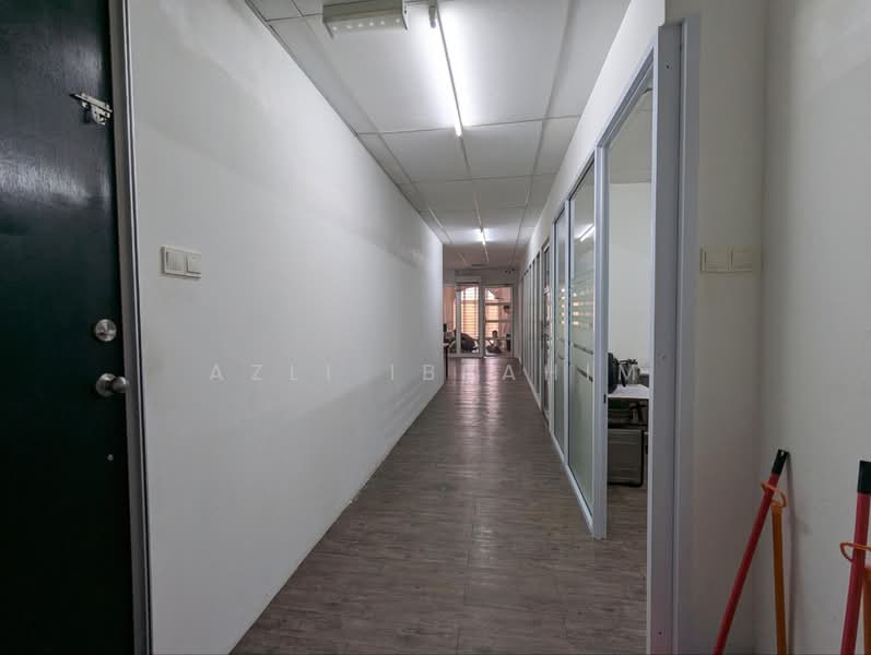 Kedai untuk Dijual di Bukit Jelutong (Shah Alam) - Azli Ibrahim - Corridor - PropertyGuru.com.my