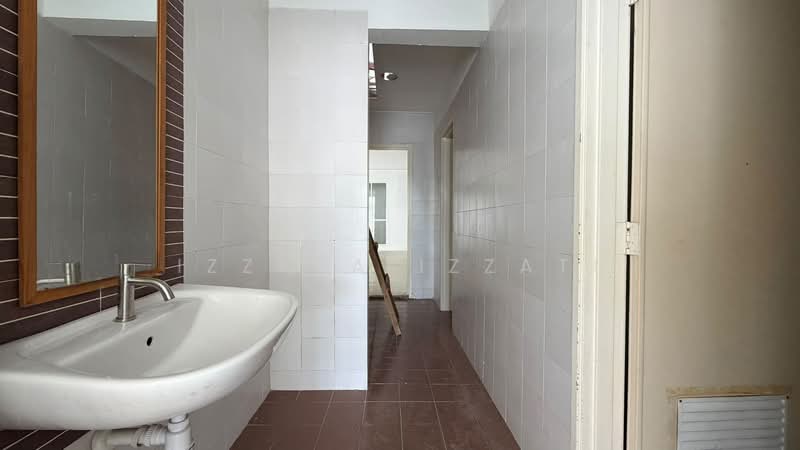Rumah Niaga untuk Disewa di Bukit Jelutong (Shah Alam) - Izzaza Izzati - Bathroom - PropertyGuru.com.my